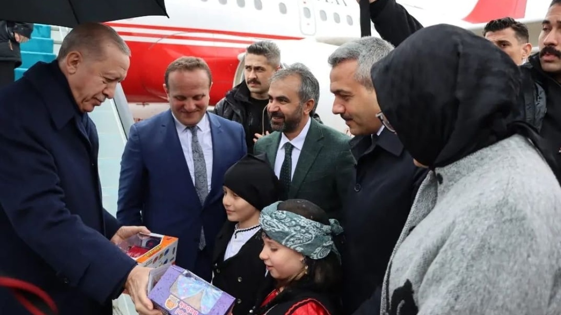Cumhurbaşkanımız Sayın Recep Tayip Erdoğan'ı Rize'ye Gelişlerinde Ahmet Mesut Yılmaz İlkokulu Olarak Karşıladık