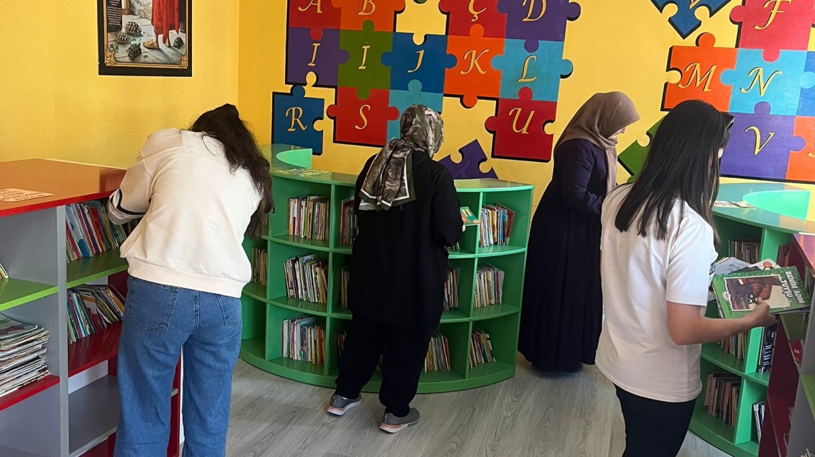 ÇOCUKLARIN NASİHATE DEĞİL, KENDİLERİNE ÖRNEK OLACAK ROL MODELLERE İHTİYAÇLARI VARDIR.